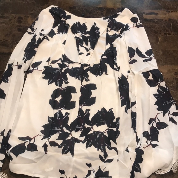 🎉Black and White Floral Flare Sleeve Top! - Picture 6 of 7